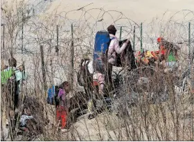  ?? ARCHIVO / EXPRESO ?? Migración. Cientos intentan pasar a diario la frontera de México a EE. UU.