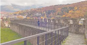  ?? ?? Una airosa muralla medieval protege el espolón rocoso en el que se levanta la ciudad de Béjar.