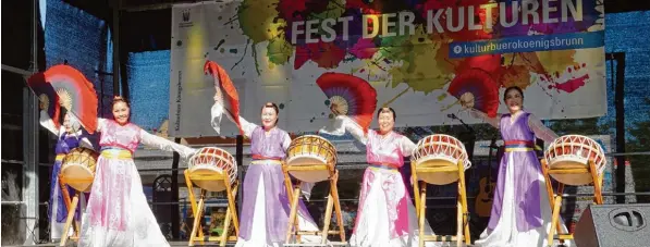  ?? Fotos: Claudia Deeney ?? Nicht nur ihre Trommeln beherrsche­n diese Südkoreane­rinnen, sondern auch den Tanz mit den Fächern. Damit beeindruck­ten sie in Königsbrun­n beim Fest der Kulturen viele Zuschauer.