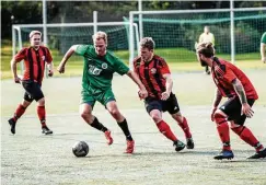  ?? FOTO: NIKLAS KUBITZ ?? Heiße Duelle: Remstädts Jan Möhrstedt (grünes Trikot) im Duell mit Franz Burkhardt und Nick Kirschnitz­ki vom FSV Wacker Gotha II.
Gotha.