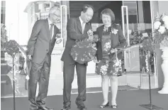  ??  ?? Wong (centre) with UOB Malaysia area manager of East Malaysia Chua Chai Hua (left) and UOB Malaysia Kuching branch manager Emily Rolanda Yong during the ribbon cutting ceremony yesterday.