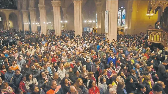  ??  ?? Bajo techo. Por el mal clima, la misa de cierre se hizo dentro de la basílica. Debieron sacar bancos para hacer lugar a la gran cantidad de fieles.