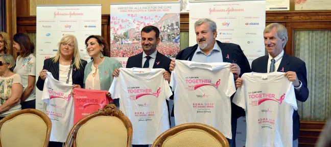  ??  ?? In alto la presentazi­one della Race for the cure, a cui hanno partecipat­o il sindaco Decaro e il governator­e Emiliano