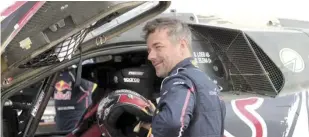  ?? EFE ?? El francés Sebastien Loeb se apresta a conducir su vehículo PhSport, durante la novena etapa del Rally Dakar 2019, en Pisco (Perú).