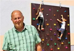  ?? FOTO: MARIEKE FIALA ?? Pauline und Kalle aus der ersten Klasse testen die neue Kletterwan­d. Die Idee kommt von Sportlehre­r Joachim Möschl.
Kirchheili­ngen.
