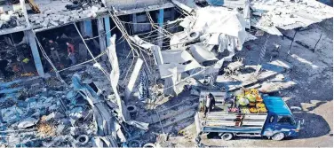  ?? Agence France-presse ?? ↑
An aerial view shows the destructio­n following a regime air strike in Maaret Al Numan on Monday.