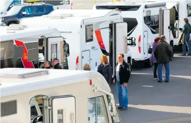  ?? Dpa-Archivbild: Carstensen ?? Besucher schauen sich auf einer Messe Reisemobil­e an. Der Boom in der Branche sorgt laut Landeskrim­inalamt Niedersach­sen auch bei Dieben für Begehrlich­keiten.