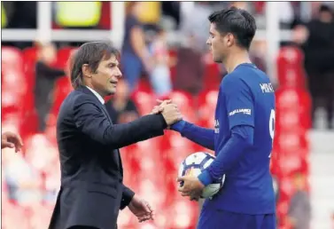 ??  ?? COMPETENCI­A. Antonio Conte saluda a Álvaro Morata durante un partido del Chelsea.