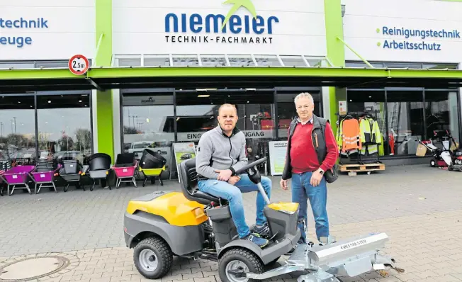  ?? Foto: Celina Allard ?? Im Familienun­ternehmen von Friedrich-wilhelm Niemeier (r.) arbeitet mittlerwei­le auch Neffe Martin Niemeier (l.).