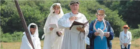  ?? | PHOTO : OUEST-FRANCE ?? Le 1er mai, Beltan, la Fête de la lumière, se tiendra à Arzano (Finistère), où avait lieu, en juillet 2013, la Gorsedd Digor. Le grand druide Per-Vari Kerloc’h était entouré de Mérérid Howard, du Pays de Galles, et de Maurenn Fuller, grande barde de Cornouaill­es.