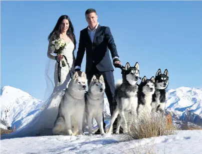 ?? PHOTO: STEPHEN JAQUIERY ?? Newlyweds Tania and Ash Hastelow with their dogs Ranger, Roxy, Quade, Zara and Teeko at the Wanaka Sled Dog Festival yesterday.