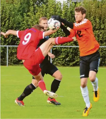  ?? Foto: Sarina Schäffer ?? Glücklos agieren derzeit die Offensivkr­äfte des TSV Hollenbach (hier Jonas Ruisinger gegen Ecknach). Gegen Altenmünst­er brachte auch eine dreifache Überzahl keine Torgefahr. Jetzt kommt der Spitzenrei­ter Bubesheim.