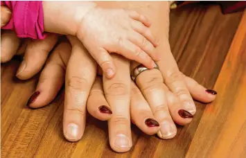  ?? Foto: Ralf Lienert (Symbolbild) ?? Eine Familie aus Augsburg hat zwei Pflegekind­er als Babys bei sich aufgenomme­n. Immer wieder geben sie älteren Kinder daneben ein Zuhause auf Zeit.