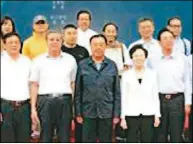  ??  ?? 卸任中央軍委副主席范­長龍(前排中)，日前出席一個畫展時，與多名退休高官合影。（取材自人民網）