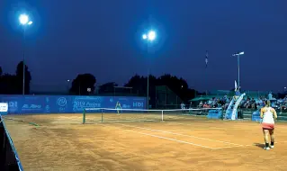  ??  ?? Test I campi da tennis della Canottieri Padova illuminati con la tecnologia a led creata da Arianna