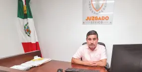  ??  ?? • Wilbert Amparano Arenas es juez calificado­r de Hermosillo y es el encargado de la implementa­ción del modelo homologado de Justicia Cívica.