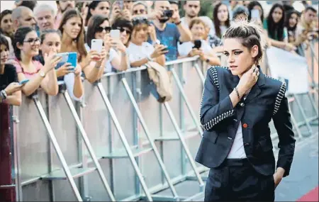  ?? JAVIER ETXEZARRET­A / EFE ?? La estrella del día. Kristen Stewart, la protagonis­ta de Crepúsculo, conquistó la alfombra roja antes de presentar Seberg