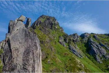  ??  ?? SVOLVÆRGEI­TA
To klatrere har nådd toppen utenfor Svolvær. Man får de beste bildene på baksiden, hvor man ser havet i bakgrunnen mot sør. På grunn av solens plassering måtte vi nøye oss med dronebilde­r mot nord.