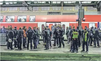  ?? FOTOS: CHRISTOPH REICHWEIN ?? Am Duisburger Hauptbahnh­of ging am Samstagnac­hmittag bis in die frühen Abendstund­en nichts mehr. Die Polizei hatte alle Hände voll zu tun, um weitere Ausschreit­ungen zu verhindern.
