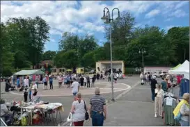  ?? ?? PROGRAM PÅ TORGET. Dalsbruksd­agen gick av stapeln i lördags. En hel del folk kom till torget för att lyssna till musik och följa med program.