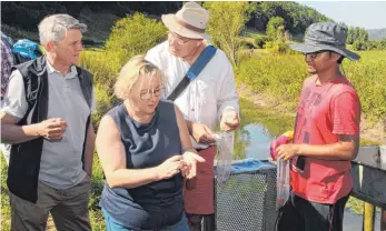  ?? SZ-FOTO: JOHANNES NUSS ?? Grabungsle­iter Professor Nicholas Conard (2. v.r.) zeigte Ministerin Theresia Bauer und dem SPD-Landtagsab­geordneten Martin Rivoir (links) vor dem Hohle Fels Grabungsfu­nde, die von einem der studentisc­hen Grabungste­ilnehmer in der Ach vom Schmutz...