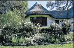  ??  ?? WONDERFUL WHITE: Rozanne and Ken Ross’s all-white flower garden at Cavers Country Guest House