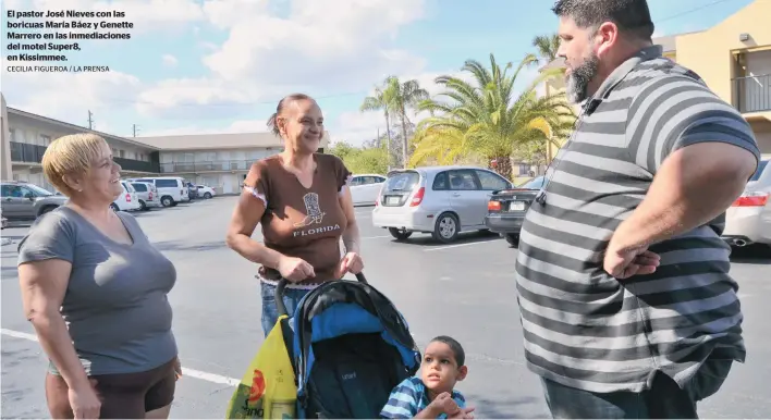  ?? CECILIA FIGUEROA / LA PRENSA ?? El pastor José Nieves con las boricuas María Báez y Genette Marrero en las inmediacio­nes del motel Super8, en Kissimmee.