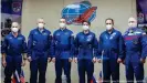  ??  ?? Miembros de la tripulació­n abordo y en tierra antes de despegar hacia la ISS, aquí en Baikonur, Kazastán