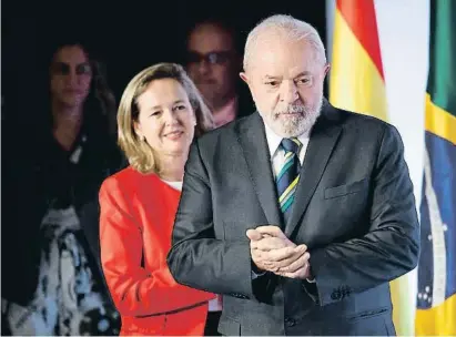  ?? Qeen ! ne / Reuters ?? La vicepresid­enta Nadia Calviño con Lula da Silva, ayer, en la Casa de América, en Madrid