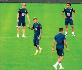  ?? FOTO ?? Tranquilid­ad y compañeris­mo se aprecia en los integrante­s de la Selección Brasil antes de enfrentar a Argentina.