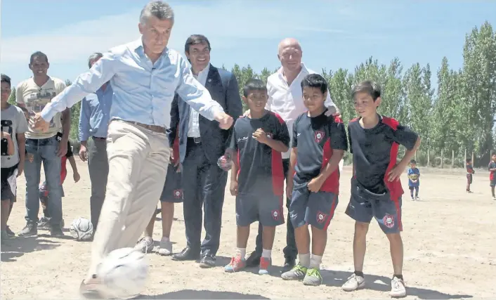  ?? DELFO RODRIGUEZ ?? Penal. Mauricio Macri, ayer, en la localidad de Las Heras, Mendoza. Visitó el Club San Pablo y se entretuvo con los chicos. Pero el arquero le atajó el disparo.