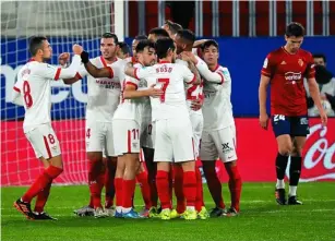  ?? EFE ?? Los jugadores del Sevilla celebran el gol de Diego Carlos