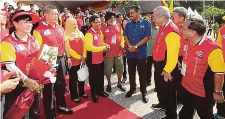  ?? [FOTO MOHD ADAM ARININ/BH] ?? Mohd Shafie (empat dari kiri) ketika hadir pada Majlis Perlumbaan Perahu Naga FCAS 2018, di Teluk Likas, Kota Kinabalu, semalam.