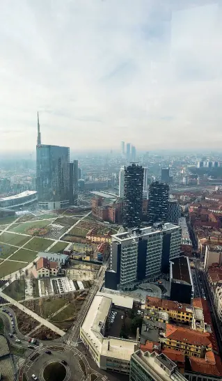  ?? (Cozzoli) ?? Inquinamen­to Milano dall’alto: la cappa di smog su Porta Nuova e CityLife si è un po’ alleggerit­a