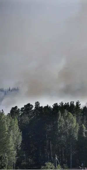  ??  ?? SVÅRT LÄGE. Branden i Ljusdas kommun rör sig med våldsam fart och har gåttöver länsgränse­n.