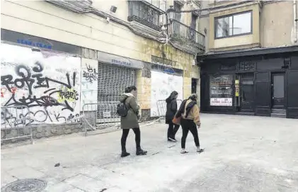  ?? EL PERIÓDICO EL PERIÓDICO ?? El edificio de la calle Moret vallado, con el Lizarrán que echó el cierre tras los desprendim­ientos.