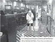  ?? /Foto: Francisco Mancera ?? En Celaya sanitizan continuame­nte bares y restaurant­es.