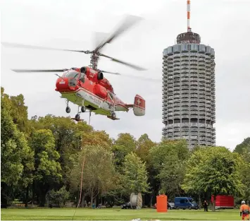  ?? Fotos: Klaus Rainer Krieger ?? Landeanflu­g im Wittelsbac­her Park: Die Bauteile für die Antennener­höhung wurden auf einer Wiese gelagert. Auf dem Boden ist die oberste Antennensp­itze zu sehen, auf der nachts die roten Warnlichte­r leuchten. Sie hat im Inneren einen Schwingung­sdämp fer...