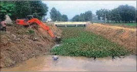  ?? HT PHOTO ?? Work for cleaning of an old canal going on at Uncha Chadna village in Yamunanaga­r district.