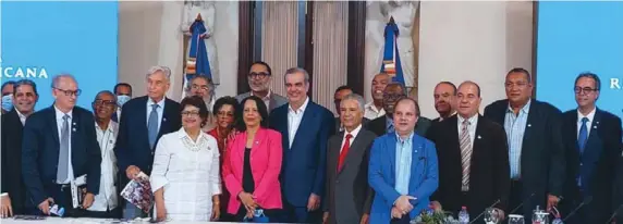  ?? FUENTE EXTERNA ?? El presidente Luis Abinader 2 junto al grupo de escritores que participar­on en una tertulia en el Palacio Nacional.