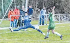  ?? FOTO: HERLE ?? Gleich steht es 1:0 für den SV Alberweile­r: Lena Bucher überwindet in dieser Szene Weinbergs Keeperin Anja Treiber.