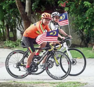  ??  ?? Doctors Raja Ahmad (left) and Azura always tell their patients: Cycling is the best form of exercise. — IBRAHIM MOHTAR/The Star