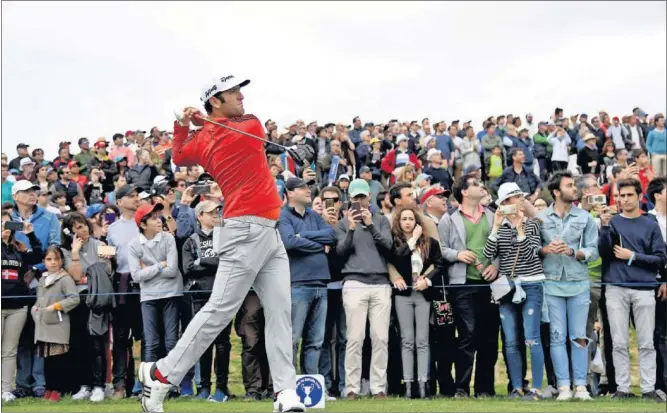  ??  ?? SÓLIDO Y MEDIÁTICO. Jon Rahm supo cómo gestionar la jornada final del Open de España, en el Centro Nacional de Madrid, para ganar el torneo ante un público entregadís­imo.