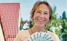  ?? Foto: Peter Fastl ?? Da kommt Freude auf: Sandra Kelke gewann 1000 Euro beim Bilderräts­el der Augs burger Allgemeine­n.