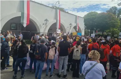  ?? JUAN CARLOS MUNGUÍA ?? Amigos y familiares del joven se manifestar­on en Casa Jalisco.