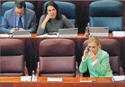  ?? / VÍCTOR SAINZ ?? Cristina Cifuentes habla por el móvil, ayer en la Asamblea de Madrid.