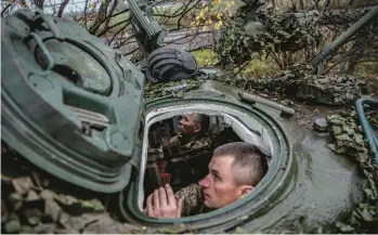  ?? FINBARR O’REILLY/THE NEW YORK TIMES 2022 ?? A Ukrainian tank crew Nov. 4 near Borova in the Kharkiv region of Ukraine. U.S.-supplied tanks are expected to have symbolic significan­ce, sending important signals to both Ukraine and Russia.