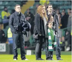  ??  ?? Support Former team-mates of the late Phil O’donnell, Simon Donnelly (left) and Jackie Mcnamara, join family members on the pitch to pay tribute to the ex-celtic and Motherwell star when Celtic played Motherwell in 2010