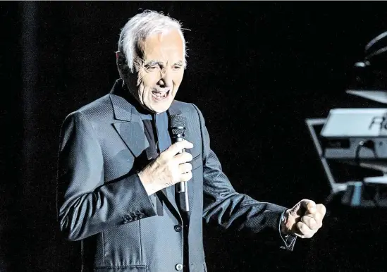  ?? Na své minulé návštěvě v Praze v roce 2016 si Charles Aznavour během dvouhodino­vého koncertu nevybral žádný čas na oddech. FOTO MAFRA – PETR TOPIČ ?? Před dvěma lety.