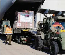  ?? ANSA ?? Aiuti anche dalla Turchia
Sono arrivati ieri a Pratica di Mare aiuti anche dalla Turchia a bordo di un aereo militare: ecco lo sbarco degli imballaggi